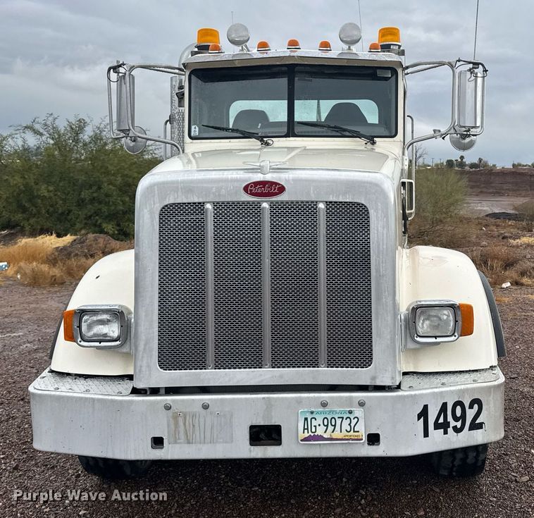 image for item DY6974 2017 Peterbilt 365 semi truck