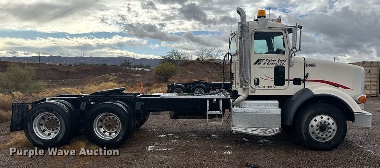 image for item DY6974 2017 Peterbilt 365 semi truck