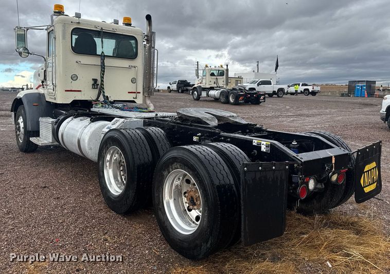 image for item DY6974 2017 Peterbilt 365 semi truck