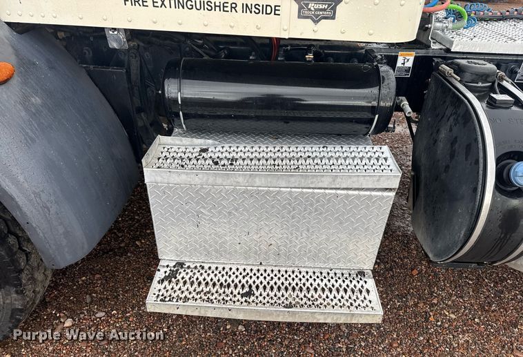 image for item DY6974 2017 Peterbilt 365 semi truck