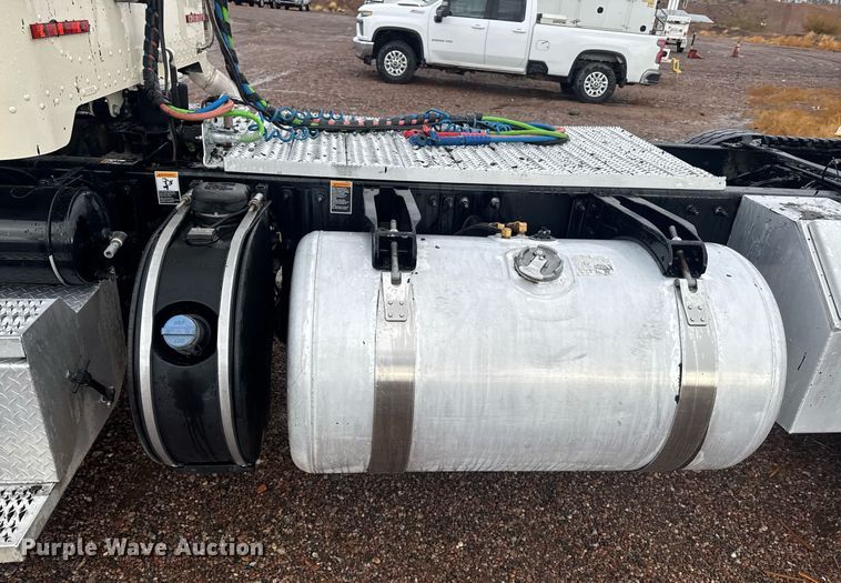 image for item DY6974 2017 Peterbilt 365 semi truck