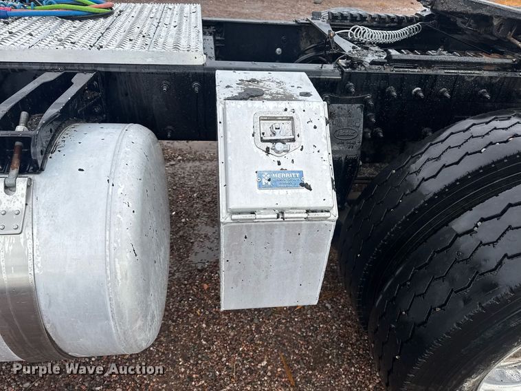 image for item DY6974 2017 Peterbilt 365 semi truck