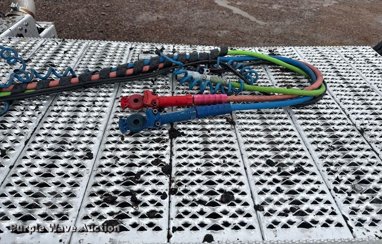 image for item DY6974 2017 Peterbilt 365 semi truck