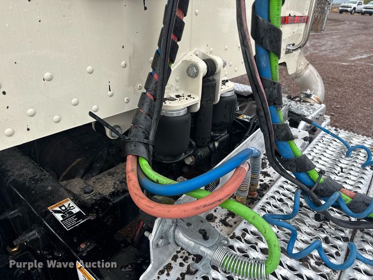 image for item DY6974 2017 Peterbilt 365 semi truck