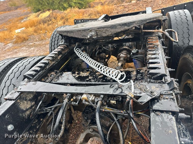 image for item DY6974 2017 Peterbilt 365 semi truck