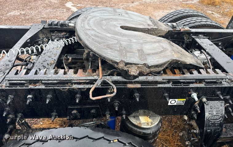 image for item DY6974 2017 Peterbilt 365 semi truck