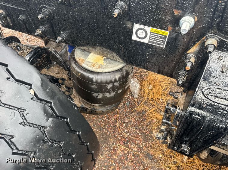 image for item DY6974 2017 Peterbilt 365 semi truck