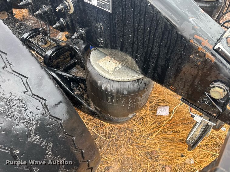 image for item DY6974 2017 Peterbilt 365 semi truck