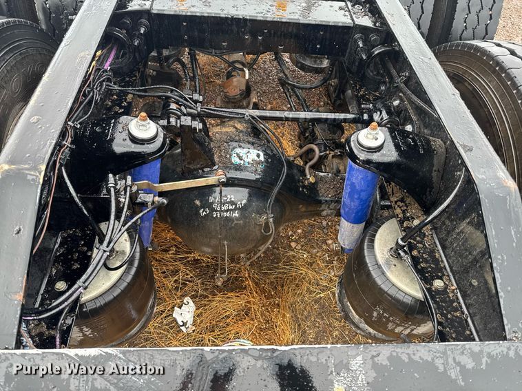 image for item DY6974 2017 Peterbilt 365 semi truck