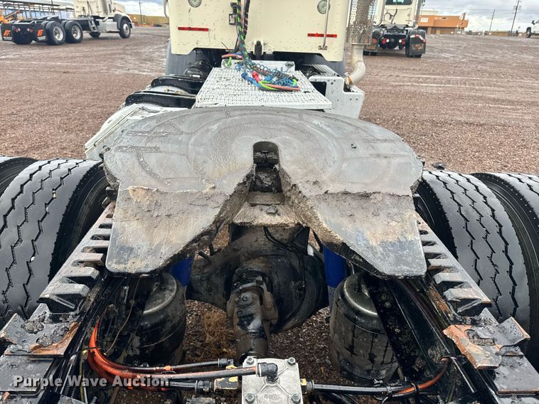 image for item DY6974 2017 Peterbilt 365 semi truck