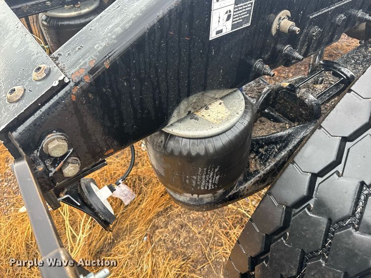 image for item DY6974 2017 Peterbilt 365 semi truck