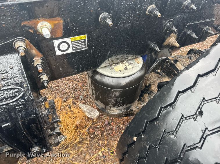 image for item DY6974 2017 Peterbilt 365 semi truck