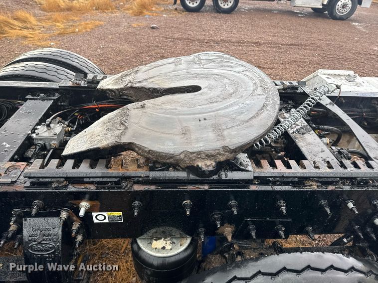 image for item DY6974 2017 Peterbilt 365 semi truck