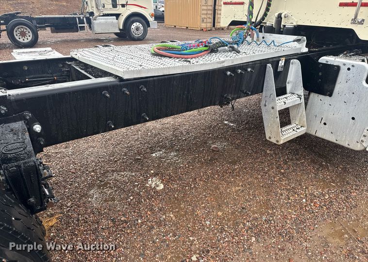 image for item DY6974 2017 Peterbilt 365 semi truck