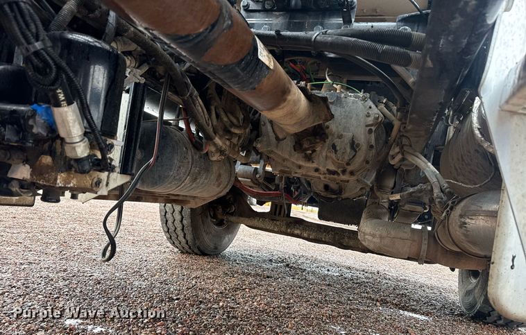 image for item DY6974 2017 Peterbilt 365 semi truck