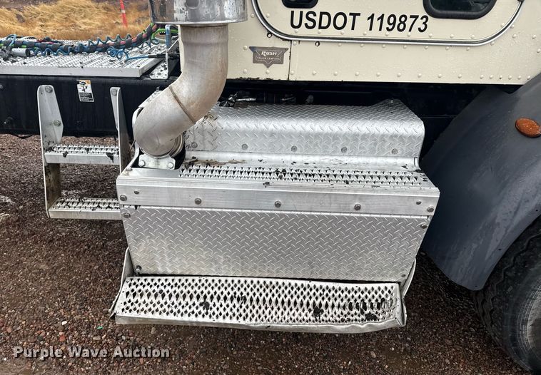 image for item DY6974 2017 Peterbilt 365 semi truck