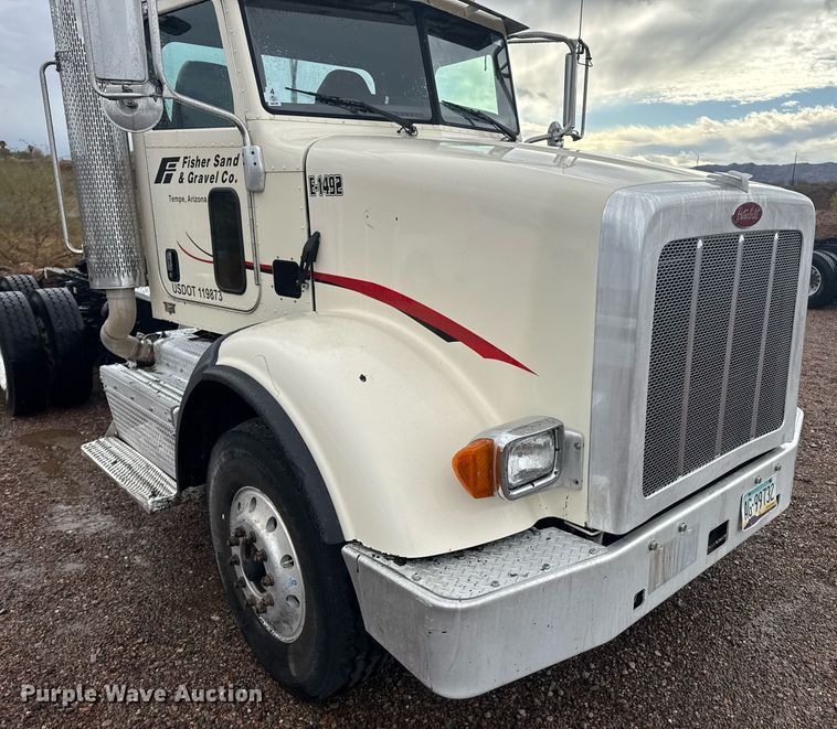 image for item DY6974 2017 Peterbilt 365 semi truck