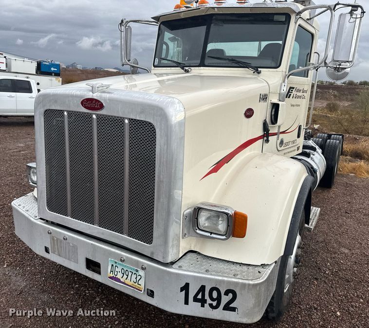 image for item DY6974 2017 Peterbilt 365 semi truck