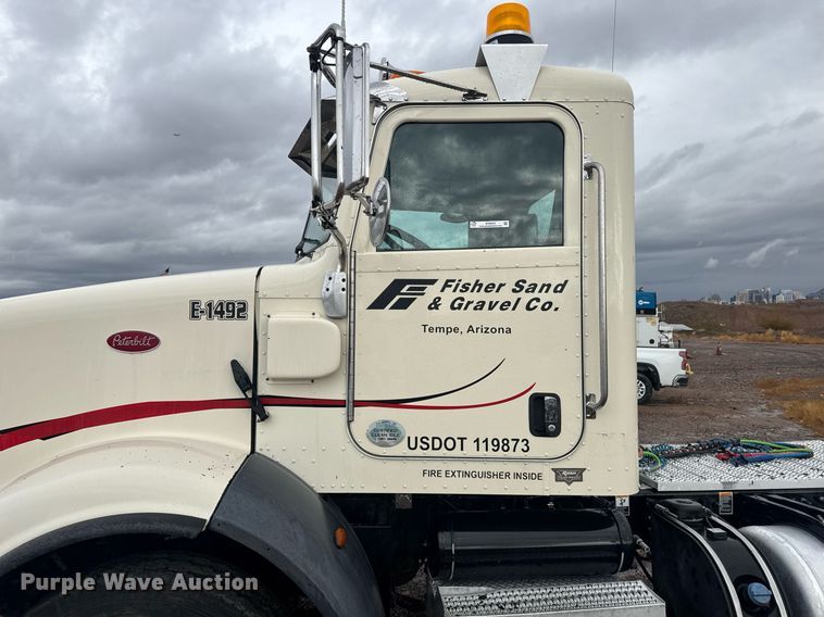 image for item DY6974 2017 Peterbilt 365 semi truck