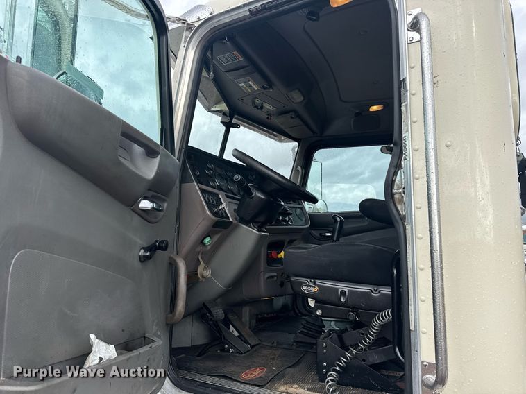 image for item DY6974 2017 Peterbilt 365 semi truck