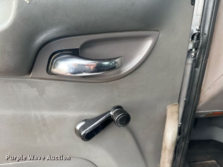 image for item DY6974 2017 Peterbilt 365 semi truck