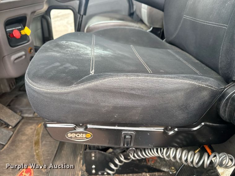 image for item DY6974 2017 Peterbilt 365 semi truck