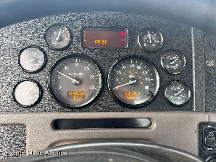 image for item DY6974 2017 Peterbilt 365 semi truck