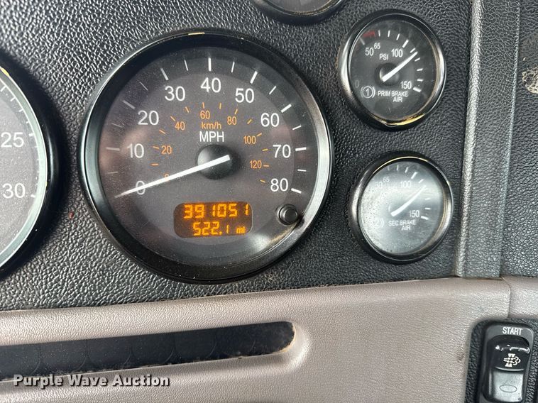 image for item DY6974 2017 Peterbilt 365 semi truck