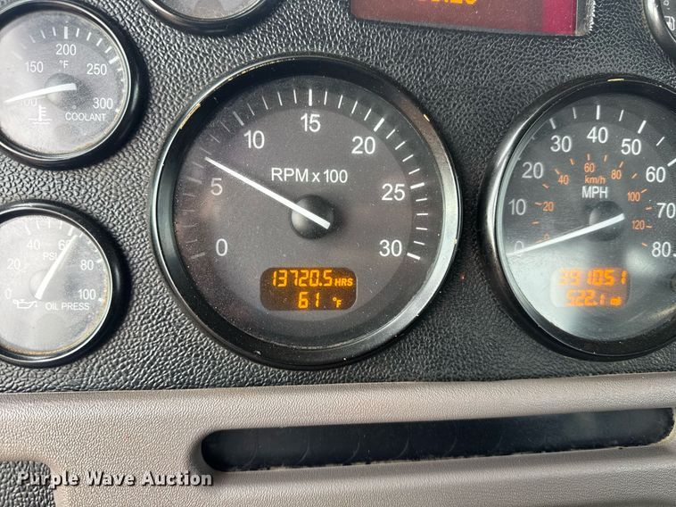 image for item DY6974 2017 Peterbilt 365 semi truck