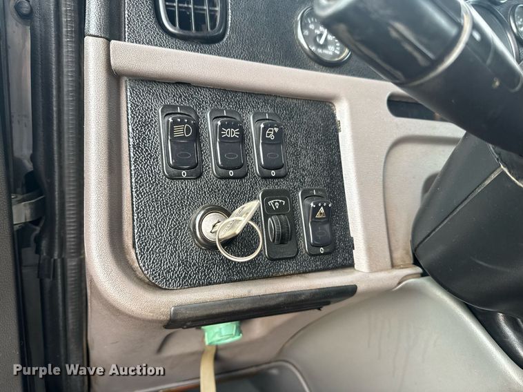 image for item DY6974 2017 Peterbilt 365 semi truck