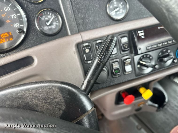 image for item DY6974 2017 Peterbilt 365 semi truck