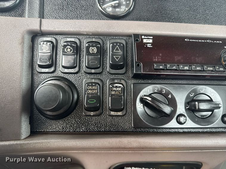 image for item DY6974 2017 Peterbilt 365 semi truck