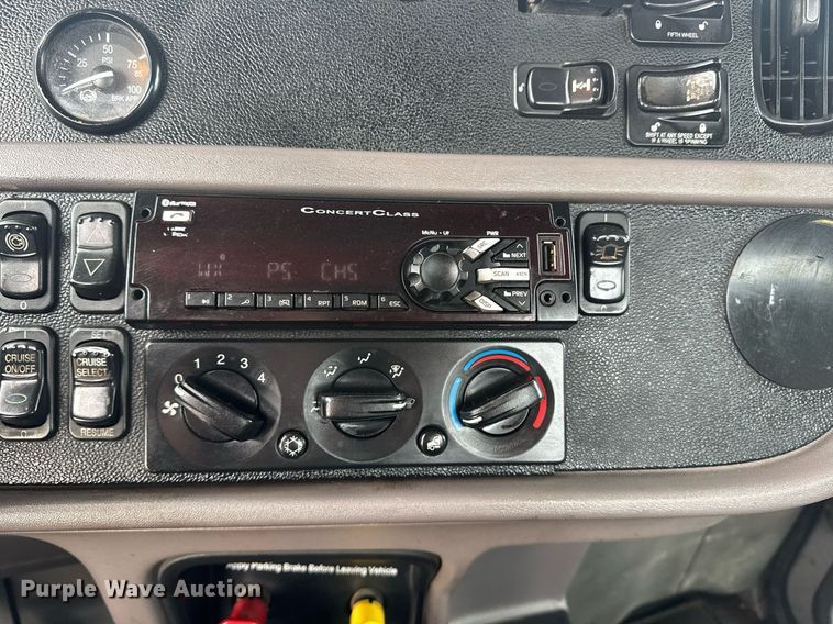 image for item DY6974 2017 Peterbilt 365 semi truck