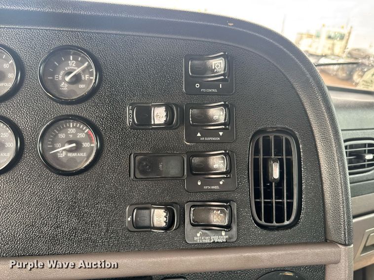 image for item DY6974 2017 Peterbilt 365 semi truck