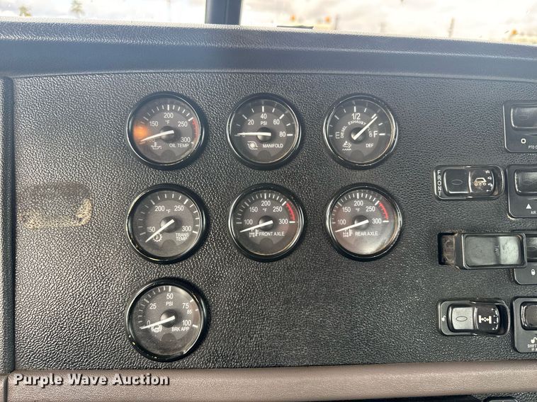 image for item DY6974 2017 Peterbilt 365 semi truck