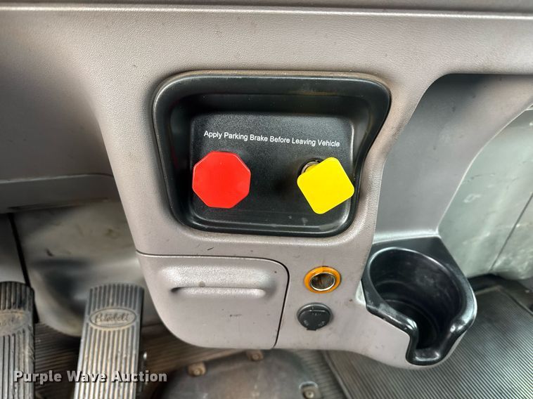 image for item DY6974 2017 Peterbilt 365 semi truck