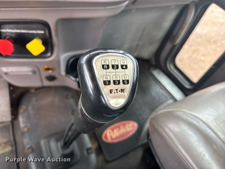 image for item DY6974 2017 Peterbilt 365 semi truck