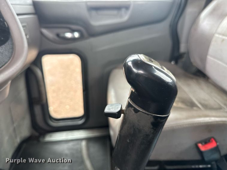 image for item DY6974 2017 Peterbilt 365 semi truck