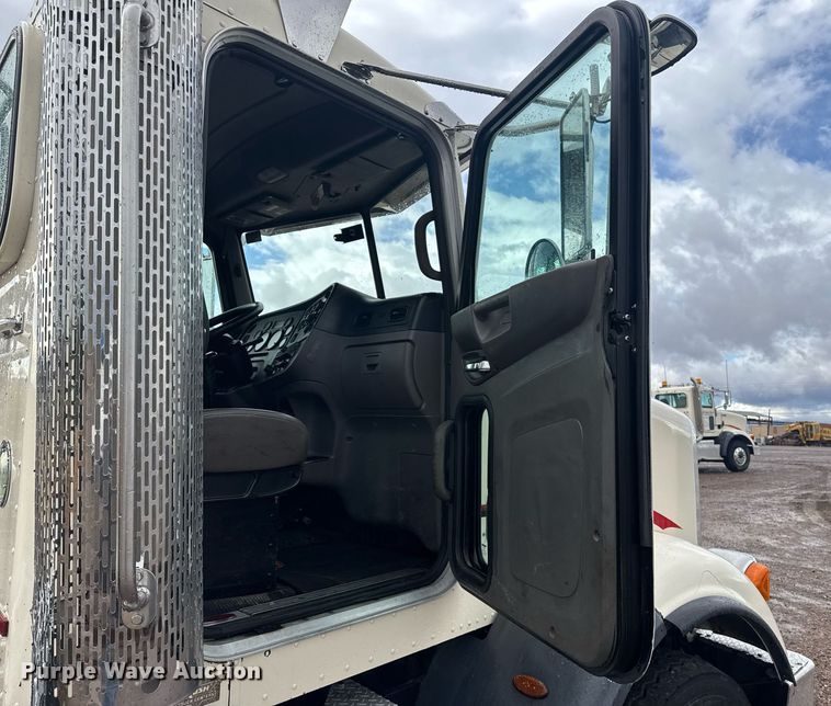 image for item DY6974 2017 Peterbilt 365 semi truck