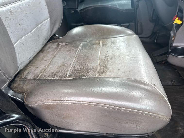 image for item DY6974 2017 Peterbilt 365 semi truck