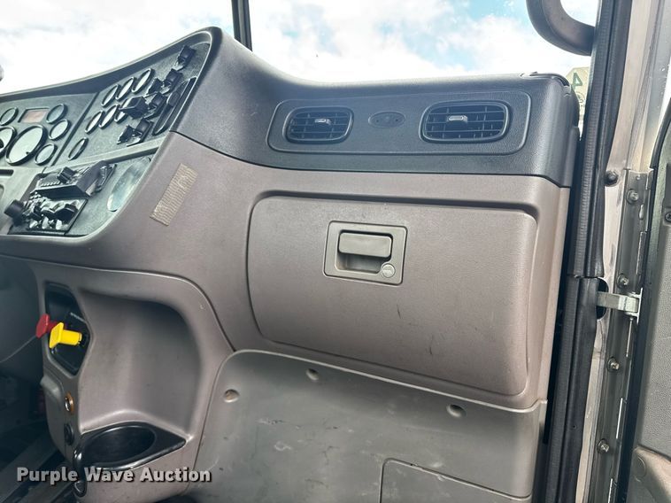 image for item DY6974 2017 Peterbilt 365 semi truck