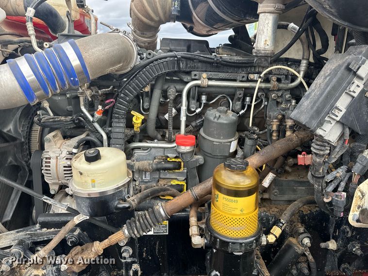 image for item DY6974 2017 Peterbilt 365 semi truck