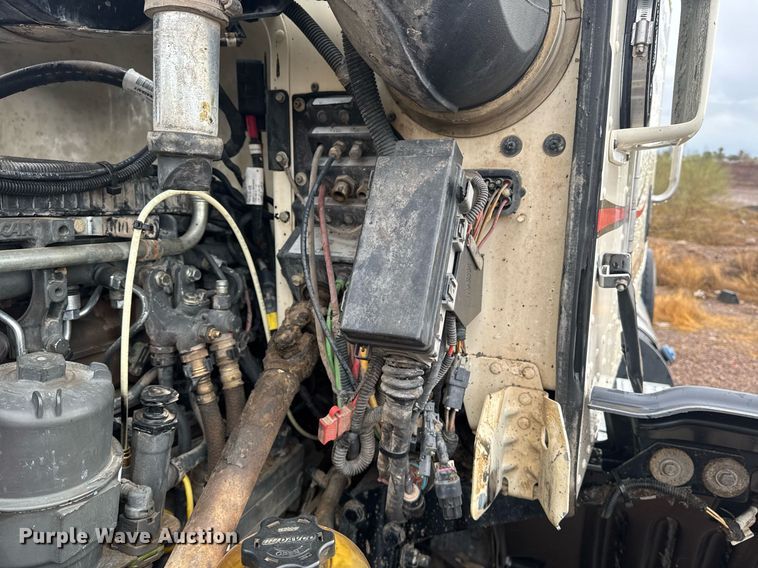 image for item DY6974 2017 Peterbilt 365 semi truck