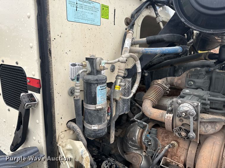 image for item DY6974 2017 Peterbilt 365 semi truck