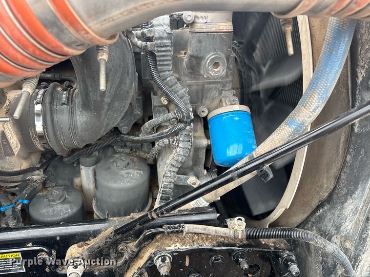 image for item DY6974 2017 Peterbilt 365 semi truck