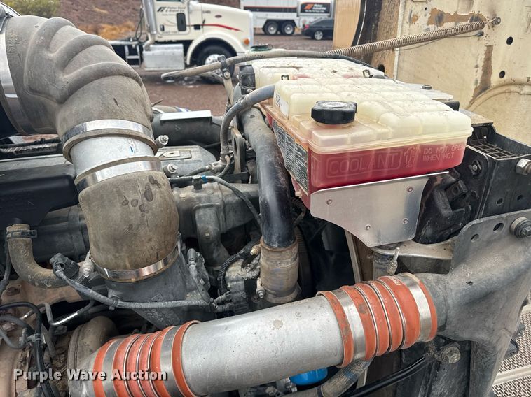 image for item DY6974 2017 Peterbilt 365 semi truck