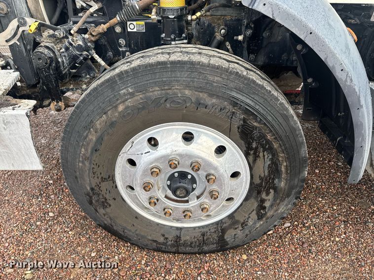 image for item DY6974 2017 Peterbilt 365 semi truck