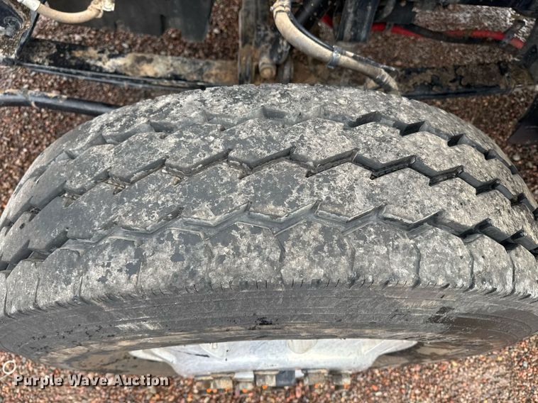 image for item DY6974 2017 Peterbilt 365 semi truck