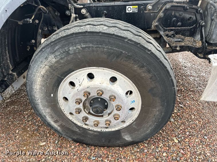 image for item DY6974 2017 Peterbilt 365 semi truck