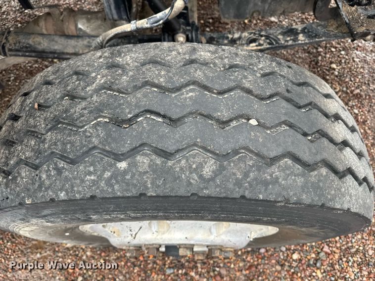 image for item DY6974 2017 Peterbilt 365 semi truck